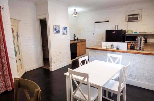 Black Pearl Apartment | Audubon House Apt. 4: 1bd/1ba