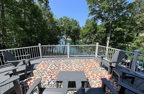 Big Creek House | August 14-21 , HUGE screened porch, 2story dock,kayaks, cornhole Deep water COVE