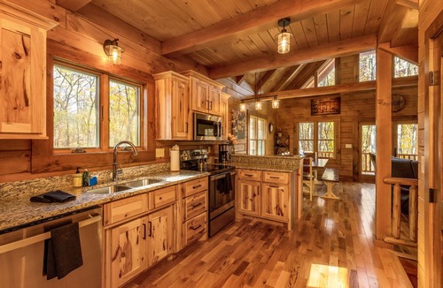 Logan Cabin | Authentic Log Cabin - Sleeps 10 - Hot Tub - Fire Pit - Hocking Hills