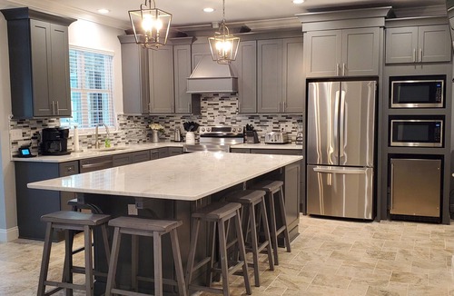 Foley House | AUTUMN ESCAPE ON THE COAST ~Sleeps 25/7 baths~Private Pool/Spa & Pickleball Pets
