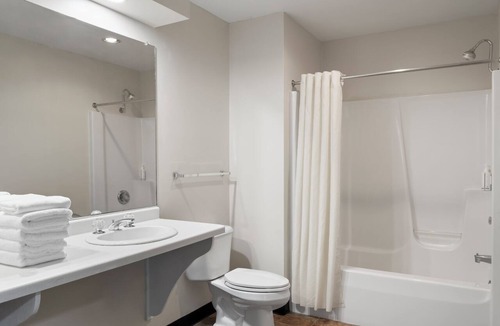 Chippewa Falls Hotel | Avalon Hotel & Conference Center