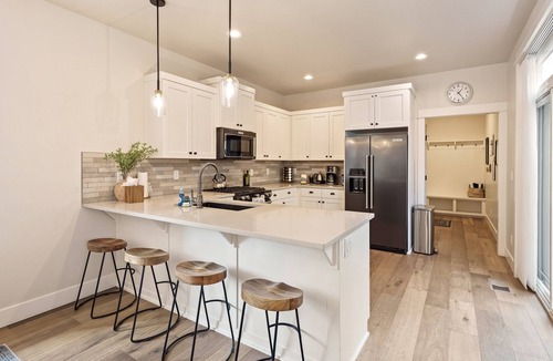 Century West House | Bachelor Bliss - Road to Mt Bachelor, Trails, Hot Tub, Detached ADU