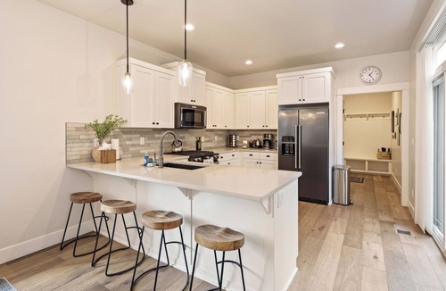 Century West House | Bachelor Bliss - Road to Mt Bachelor, Trails, Hot Tub, Detached ADU