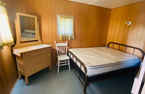 Centre Hastings Cabin | Bailey's Cottages (#4) Housekeeping cottage