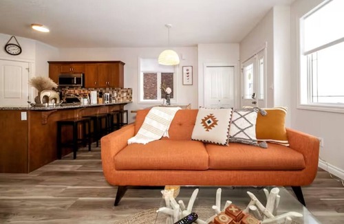 Northwest Edmonton House | Bali Escape-King Bed☆Jetted Tub☆Fireplace-Garage