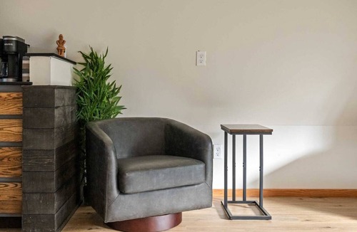 Oak Grove Condo | Bamboo Haven: Tranquil Studio Nestled Off-Street with Chic Zen-Inspired Decor, 7 Miles to Portland