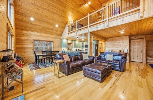 Berkeley Springs House | "Base Camp" - Private Hot Tub | Firepit | Views | Spacious