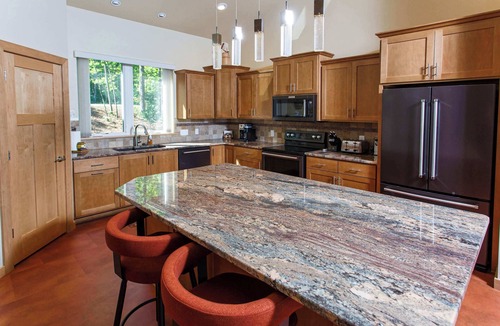 Sturgeon Bay Cabin | Bay Views- Golf Simulator Luxury Baydream Believer
