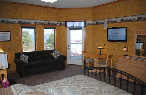 Bayfield Bed & Breakfast | Bayfield Pilot House "Admirals Quarters" Lake Views. Sleeps 4 in same room.