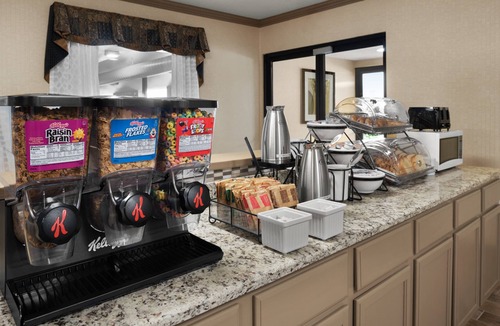 Belleville Hotel | Baymont by Wyndham Belleville Airport Area