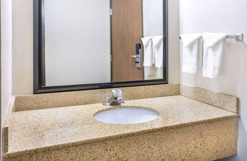 Beloit Hotel | Baymont by Wyndham Beloit