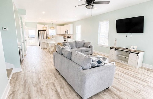 Grand Isle Condo | Baywinds condo #9: Spacious 4BR waterfront retreat in Grand Isle, LA. - Coastal Realty Group