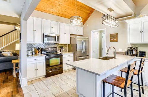 Bedford House | BBQ Ready Firepit, Pool, Perfect Location