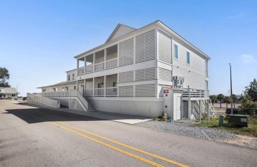 Pass Christian Apartment | Beach Access Condo-Walk to Downtown-Pets Welcome w/Fee