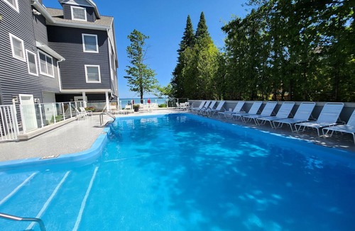 Traverse City Condo | Beach, Balcony, King Bed! - North Shore Inn Unit 203
