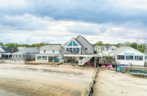 Saybrook Manor House | Beachfront 4-bedroom house with AC in Old Saybrook.