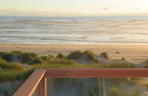 Bayshore House | BEACHFRONT, AWESOME VIEWS & EASY BEACH ACCESS. 5 bedrooms, 4 baths. 2 Kitchens.