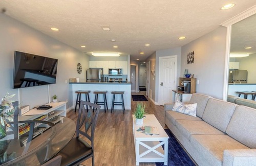 Traverse City Condo | Beachfront Balcony Condo with Jetted Tub