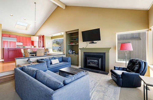 Lincoln Beach House | Beachfront Condo with Amazing Ocean View Fireplace Shared Pool and Tennis