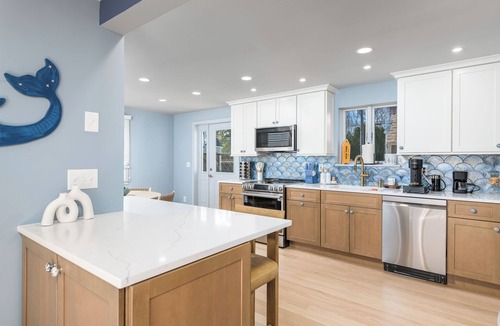 Clinton House | Beachfront home. Enjoyable the Blue Mermaid 3-bedroom house with AC in welc.