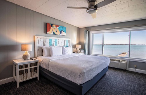 Baileys Harbor Hotel | Beachfront Inn