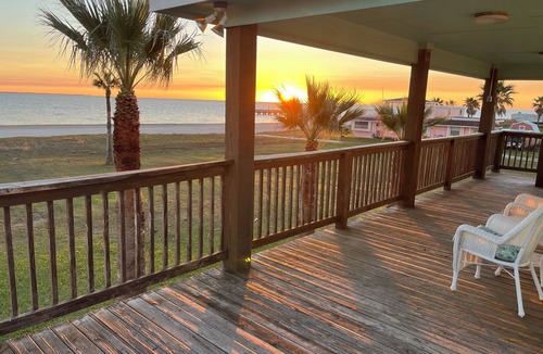 Port Lavaca House | Beachfront Magnolia Beach House Steps from Pier/2 Bdrm & 2 Bath/Boat Parking