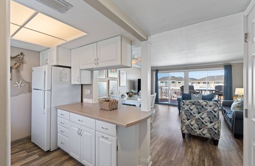 Holiday Isle Condo | Beachside 2BR | Gulf Views & Upper-Level Balcony