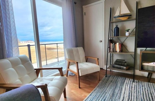 Sheboygan Apartment | Beachside Condo w Stunning Lake Views
