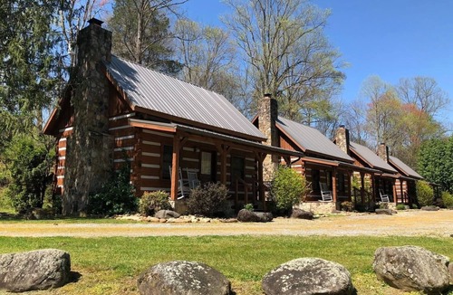Pittman Center Cabin | Beary Cozy- Tiny Cabin Getaway!