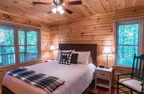 Cherry Log Cabin | Beary Irresistable - Hot tub & Prime Location!