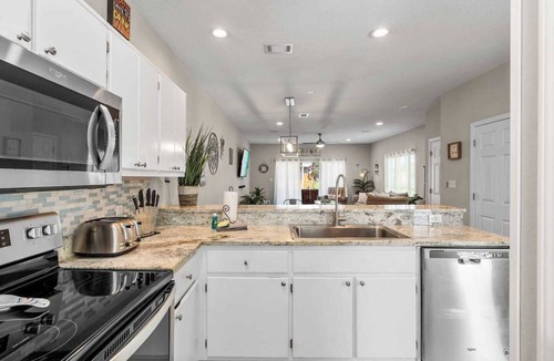 Miramar Beach House | Beatiful &Central| Pool |5 Min Walk to Beach & Shops