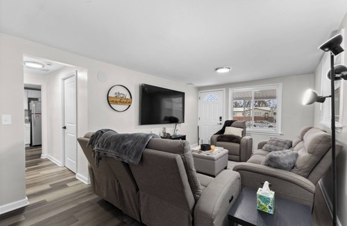 Wayne House | Beautiful 1-bedroom Modern Cozy Home in Downtown Wayne