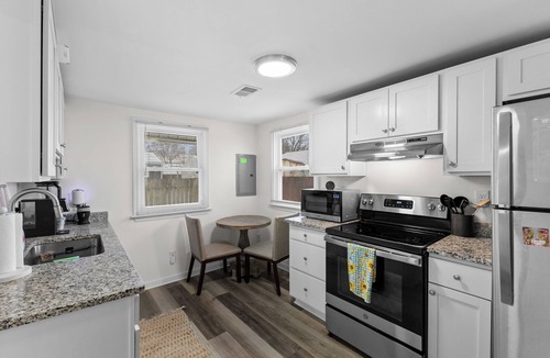Wayne House | Beautiful 1-bedroom Modern Cozy Home in Downtown Wayne