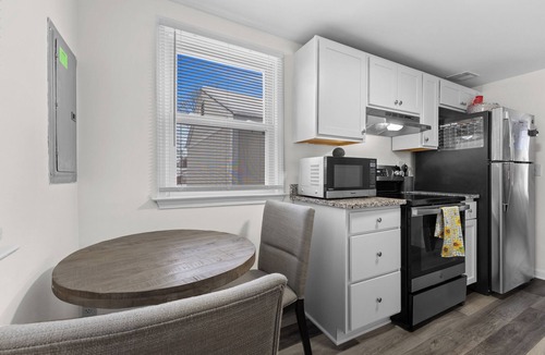 Wayne House | Beautiful 1-bedroom Modern Cozy Home in Downtown Wayne