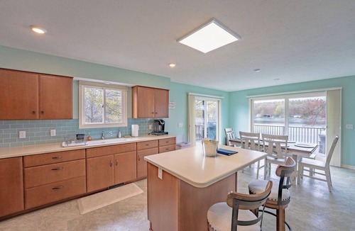 Hart House | Beautiful 3-bedroom lake house with hot-tub, AC, WiFi in Hart, 8 mi from Dunes