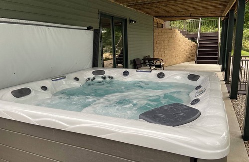 Hart House | Beautiful 3-bedroom lake house with hot-tub, AC, WiFi in Hart, 8 mi from Dunes