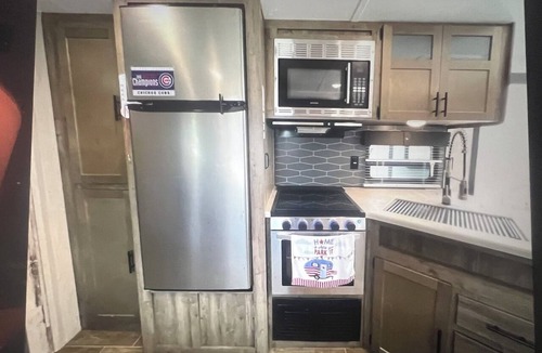 Hazel Green House | Beautiful 32' RV located in Chicago's South suburb - A unique experience!