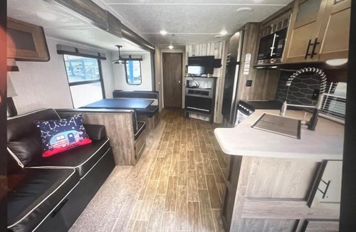 Forestview Apartment | Beautiful 32' RV located in south Chicago suburb