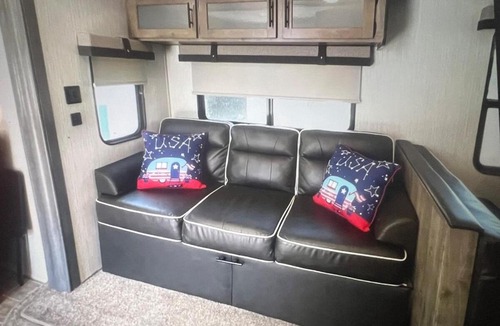 Forestview Apartment | Beautiful 32' RV located in south Chicago suburb