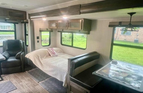 Forestview Apartment | Beautiful 32' RV located in south Chicago suburb