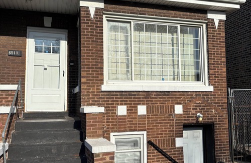 Woodlawn House | Beautiful 4 bedroom 2 bath pet friendly Chicago brick bungalow