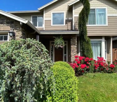 Vancouver House | Beautiful 4BR Home in E Vancouver 30 Plus Day Stays Near PDX Costco Hospitals