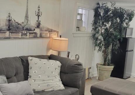 Galewood Apartment | Beautiful basement