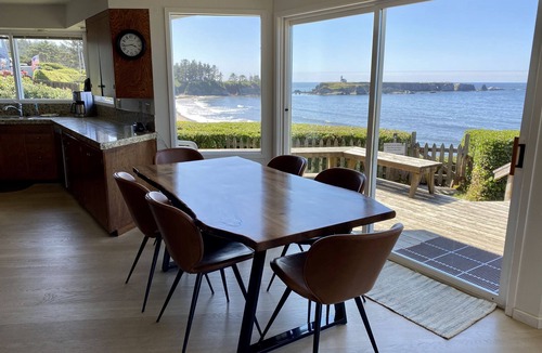 Coos Bay House | Beautiful Beachfront Home on Lighthouse Beach