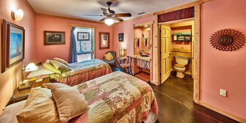 Van Zandt County House | Beautiful Cabin Surrounded by Forest with Amazing Outdoor Amenities for a Peaceful Escape in the Outdoors in Ben Wheeler, Texas