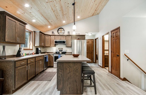Arkdale House | Beautiful cabin with fast WiFi, firepit, pergola, W/D, & central AC