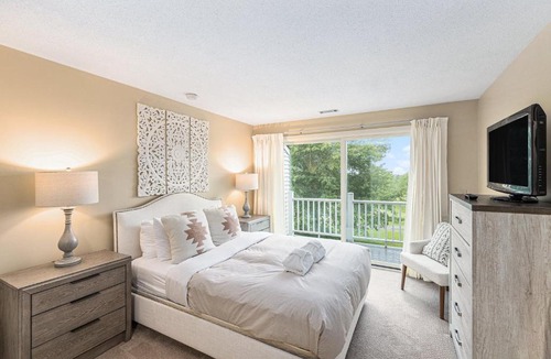 Acme Apartment | Beautiful Comfy 2 Bedroom Condo Stunning Golf Course Views 5166