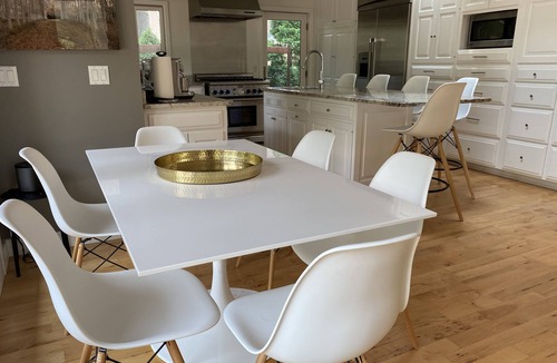 Shoreham House | Beautiful Contemporary Ranch Style Home - 6 Bds, 4.5 Baths - Convenient Location