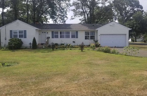 West Islip Apartment | Beautiful Cosy studio with Deck , WiFi, Tv , huge yard , barbecue Rv parking