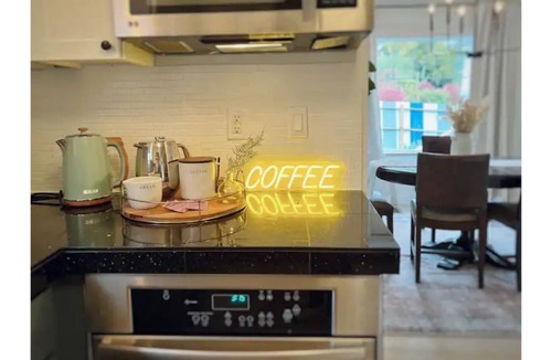 West Hazel Dell House | Beautiful DT home on 1/2 acre